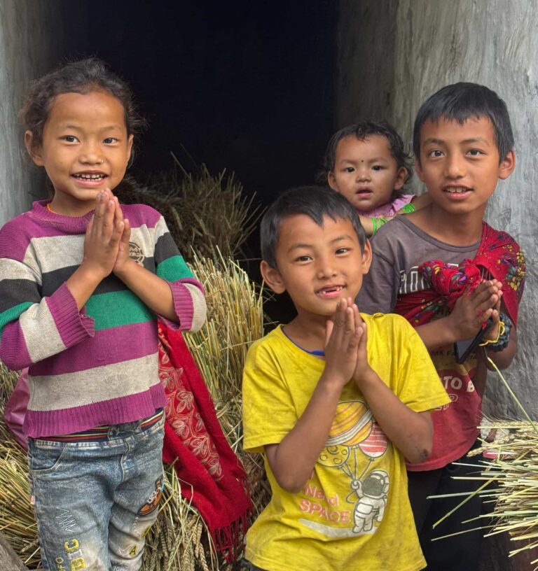 Els materials de prevenció i tractament ja han arribat a Sinwa, Taplejung, Nepal. – Ya ha llegado el material de prevención y tratamiento a Sinwa, Taplejung, Nepal. – The prevention and treatment materials have now arrived in Sinwa, Taplejung, Nepal.